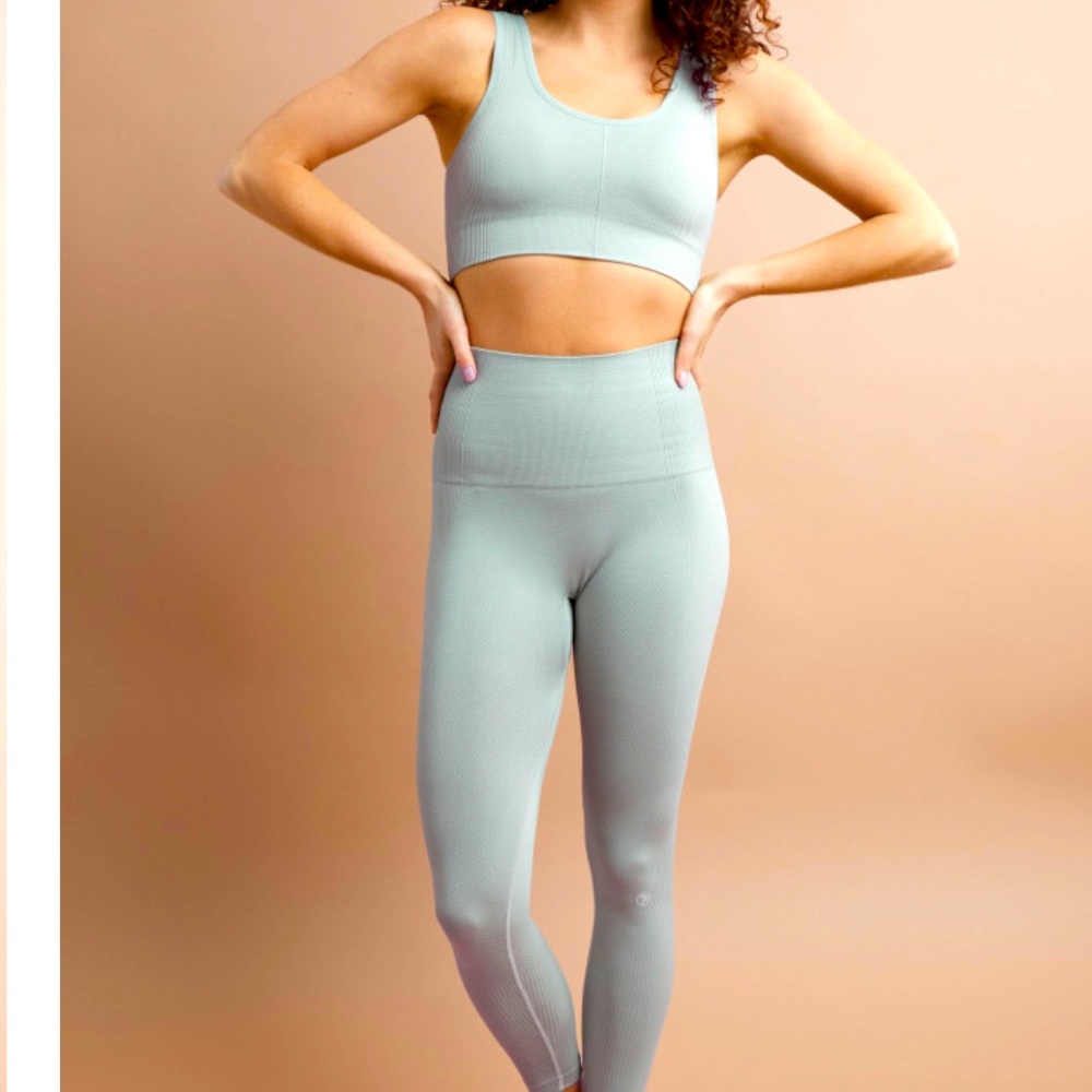 Sommer sport bra and high-rise leggings. NWT